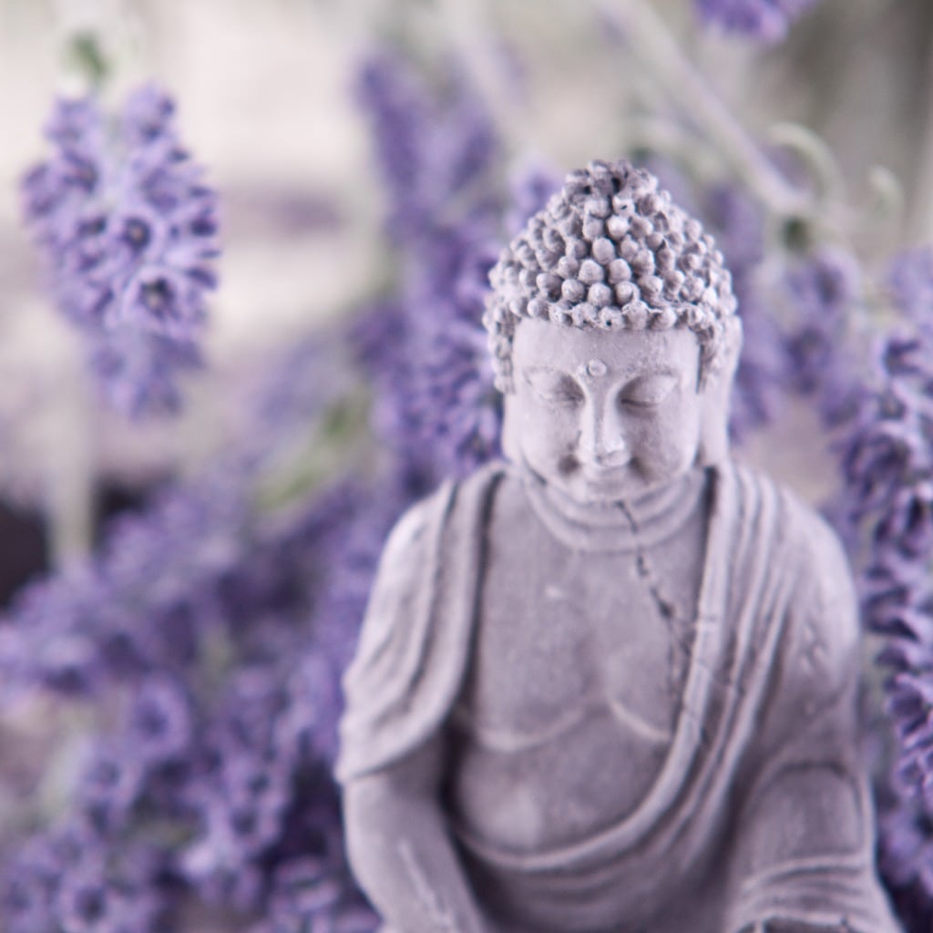 Statue eines Buddhas in einem Lavendelfeld