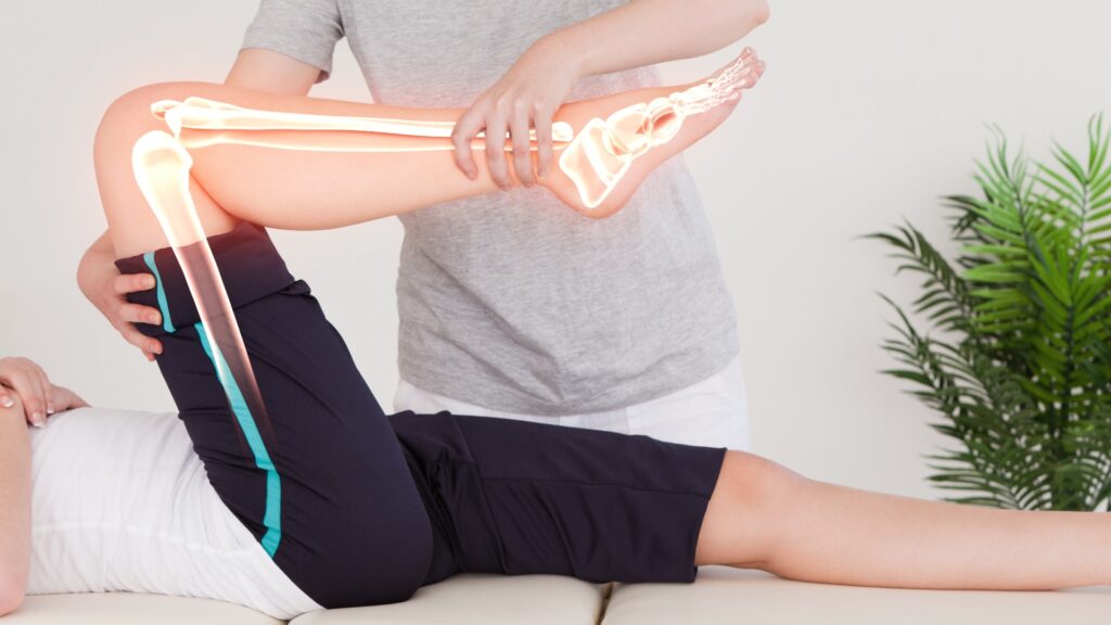 Hervorgehobene Knochen einer Frau beim Physiotherapeuten