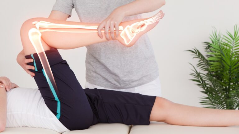 Hervorgehobene Knochen einer Frau beim Physiotherapeuten