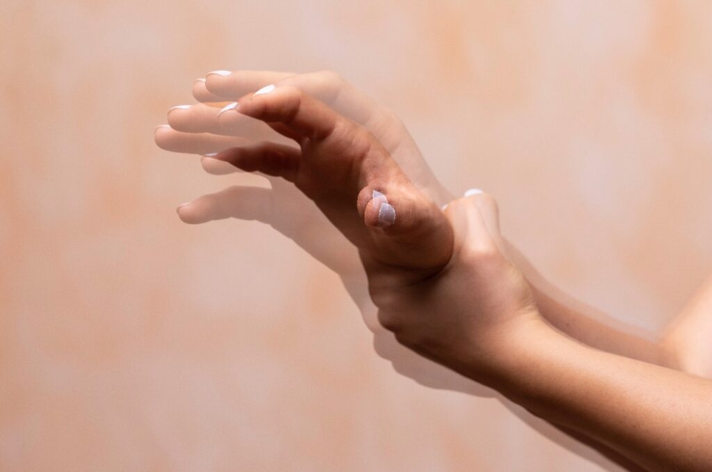 Nahaufnahme der zitternden Hand einer an Parkinson erkrankten Person