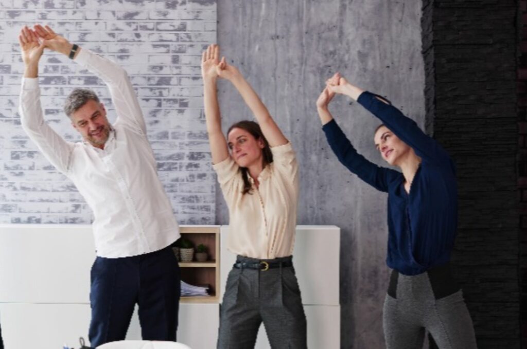 Übung im Corporate Business Office. Vielfältiges Team Standing
