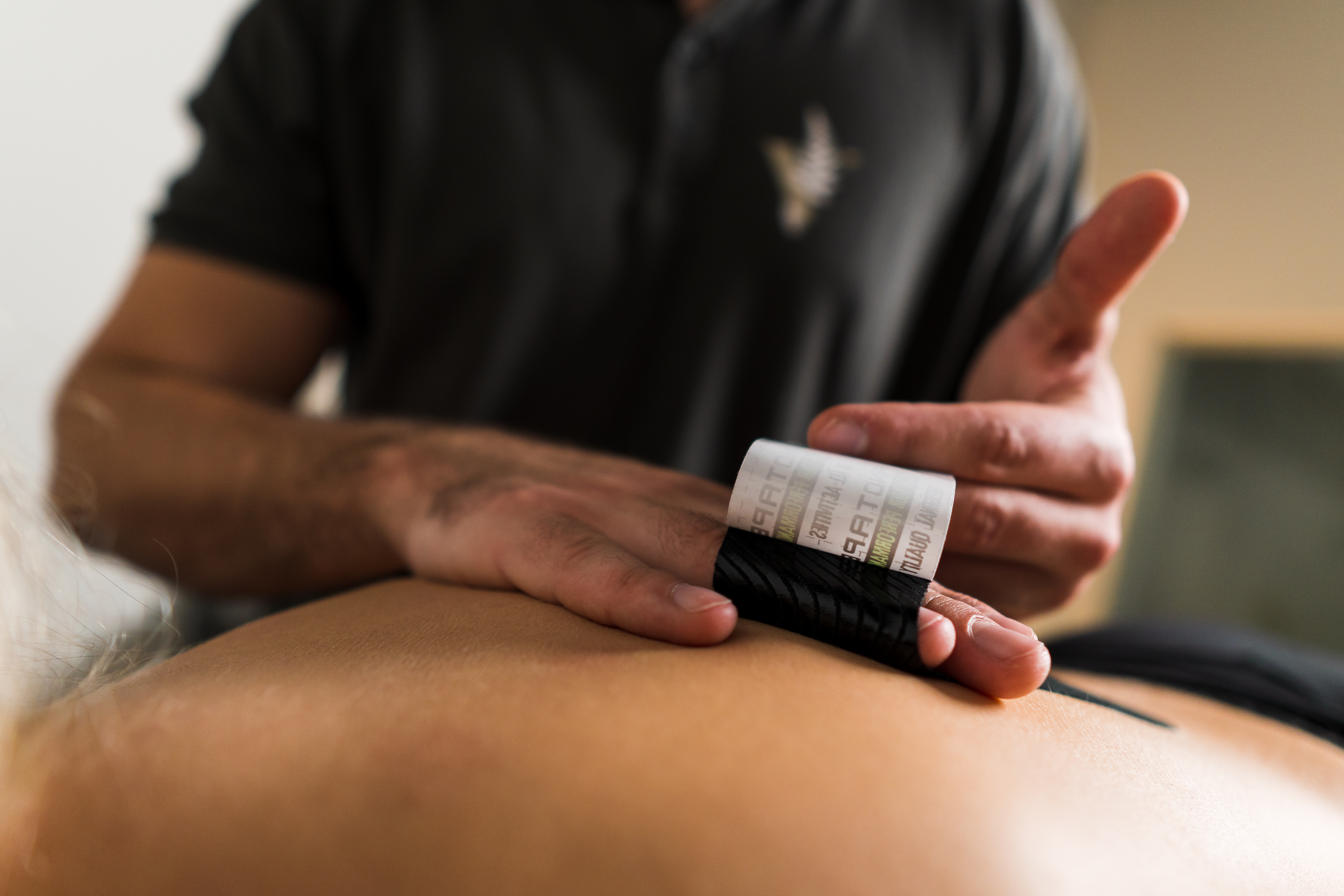 Physiotherapeut und Heilpraktiker Mikalis bei der Arbeit