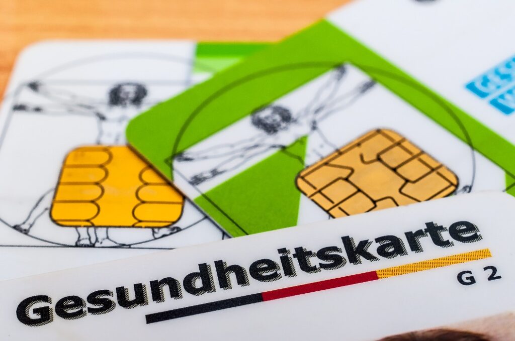 Ein Stapel von Krankenkassenkarten, Gesundheitskarte G2