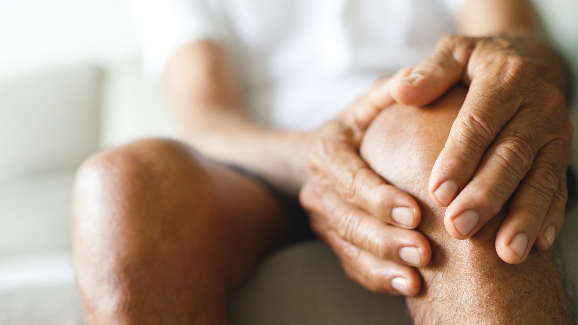 Arthrose tritt häufiger bei älteren Menschen auf. Sie verursacht Knieschmerzen, Schwellungen, Rötungen, Steifheit im Knie sowie ein knirschendes Geräusch im Knie.